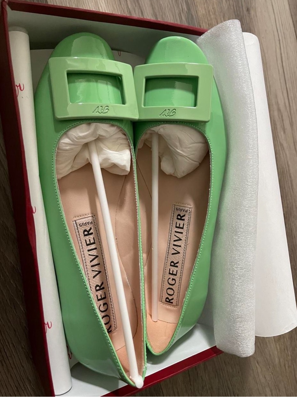 Roger Vivier Glossy Mint Green Patent Buckle Ballet Flats - Picture 3 of 6